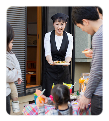 料理を提供する飯田先生