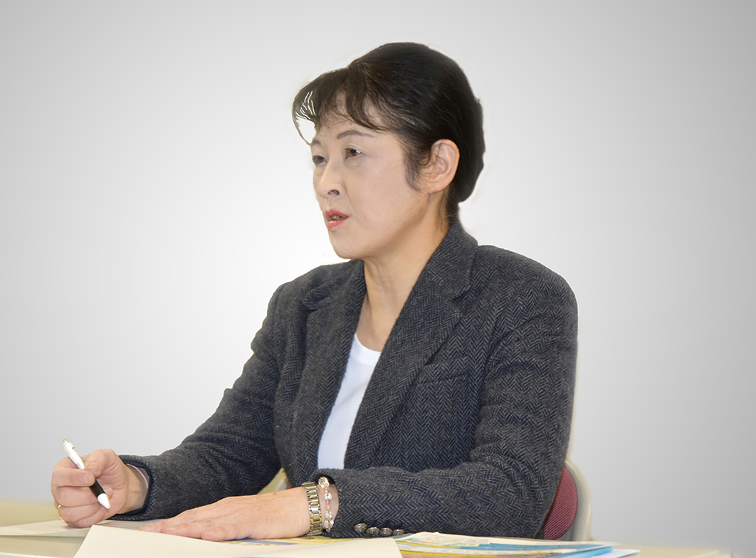 佐藤代表理事と議論を交わす飯田先生